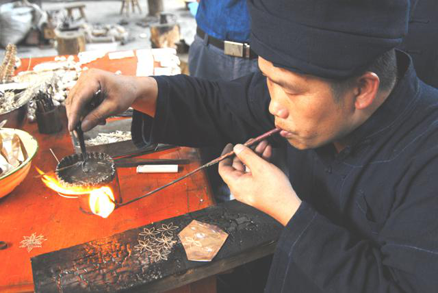 一   银饰锻制是苗族民间独有的技艺,所有饰件都通过手工制作而成.